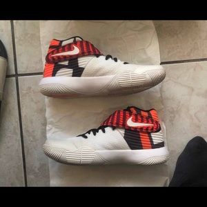 NIKE Kyrie 2 like new only wore them twice